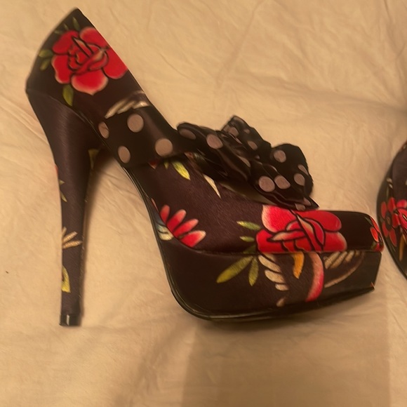 Tattoo style black pin up pumps. Platform. Size 7 - Picture 2 of 8